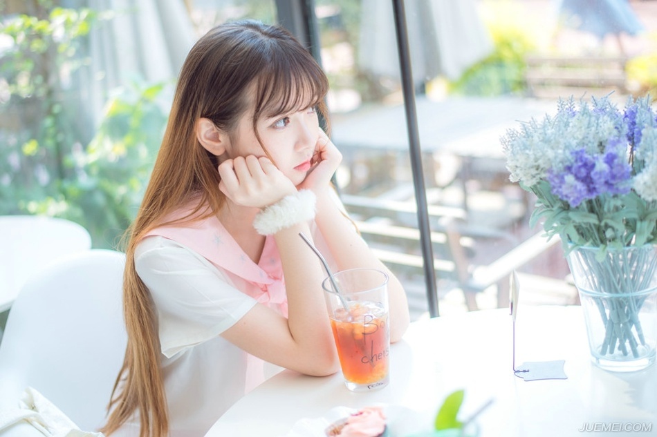 “嗯，为夫这段时间身在军中，倒是苦了你了，待这一仗打完，我便好好陪陪夫人。”刘璝笑道。